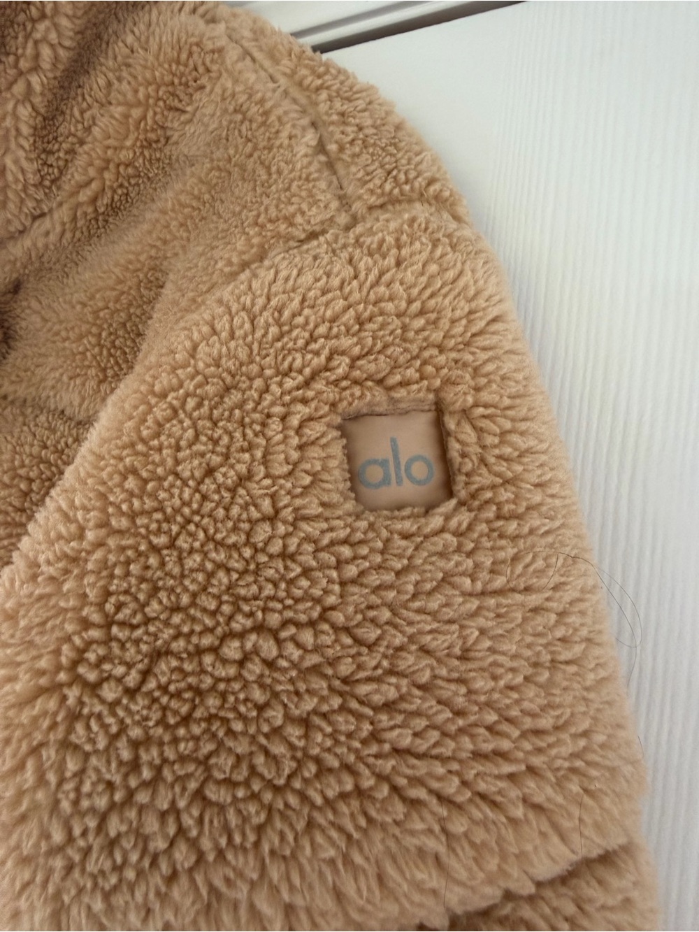 ALO Yoga Tan Sherpa Cropped Puffer Jacket - Picture 7 of 8